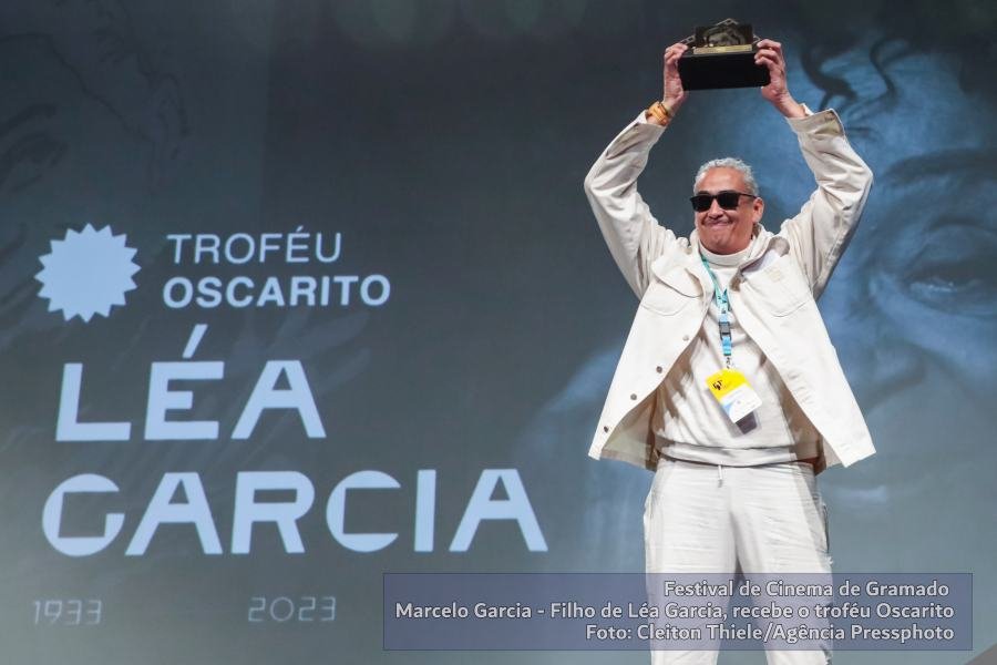 Marcelo Garcia - Filho de Léa Garcia, recebe o troféu Oscarito
Foto: Cleiton Thiele/Agência Pressphoto