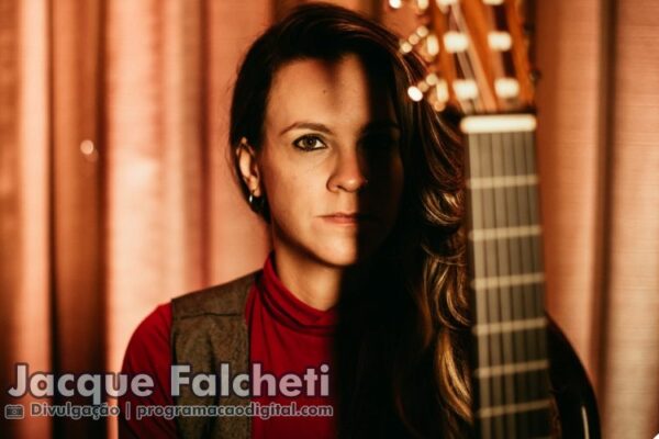 Cantora e compositora Jacque Falcheti apresenta show da turnê CRUA