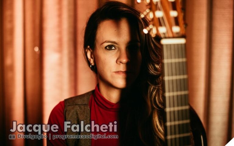 Cantora e compositora Jacque Falcheti apresenta show da turnê CRUA no Café Mal Assombrado em Porto Alegre