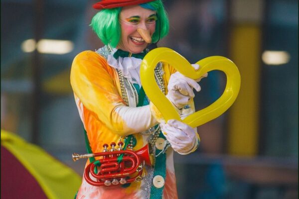FEESTA! O Fantástico, Fabuloso e Espetacular Espetáculo da SrTA Ninow e Incríveis Convidados terá sessões com entrada gratuita no Teatro Glênio Peres em Porto Alegre FEESTA! O Fantástico, Fabuloso e Espetacular Espetáculo da SrTA Ninow e Incríveis Convidados