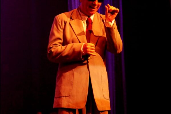 Ator Renato Prieto no espetáculo “Chico Xavier em Pessoa” - programacaodigital.com