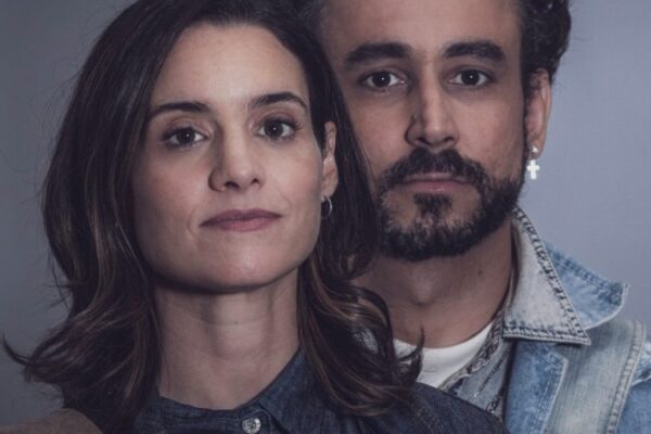 Atores Elisa Pinheiro e Paulo Verlings no espetáculo 'Assim na terra como no céu'