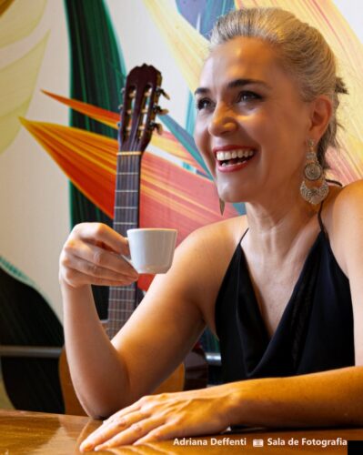 Adriana Deffenti ministra vivência de canto, escuta e presença voltada para mulheres na Casa MEL em Porto Alegre