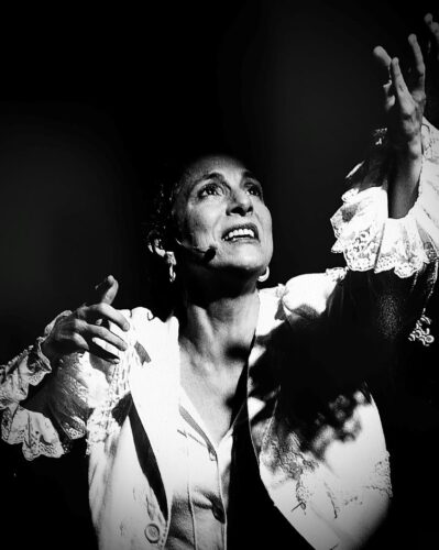 Deborah Finocchiaro celebra os 120 anos de Mario Quintana com o espetáculo ‘Que poeta é esse que me fala de amor e morte?’