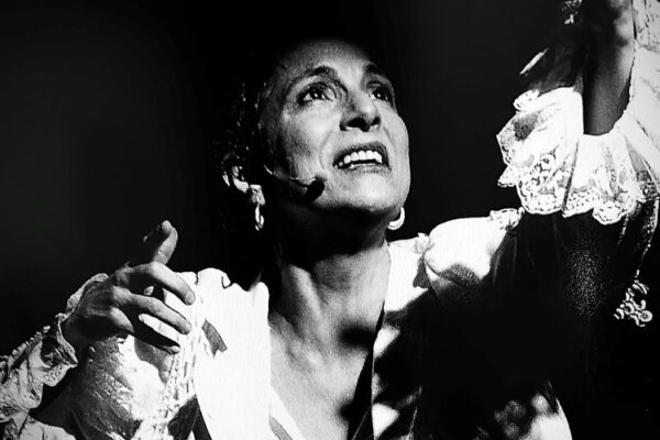 Deborah Finocchiaro celebra os 120 anos de Mario Quintana com o espetáculo ‘Que poeta é esse que me fala de amor e morte?’