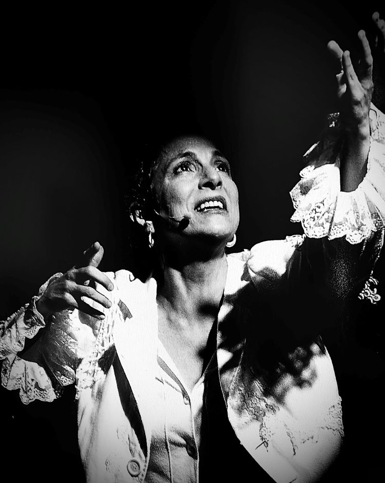 Deborah Finocchiaro celebra os 120 anos de Mario Quintana com o espetáculo ‘Que poeta é esse que me fala de amor e morte?’