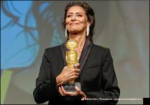Maria Fernanda Cândido recebe Kikito de Cristal no Festival de Cinema de Gramado