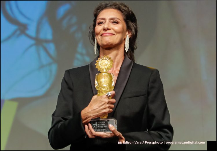 Maria Fernanda Cândido recebe Kikito de Cristal no Festival de Cinema de Gramado